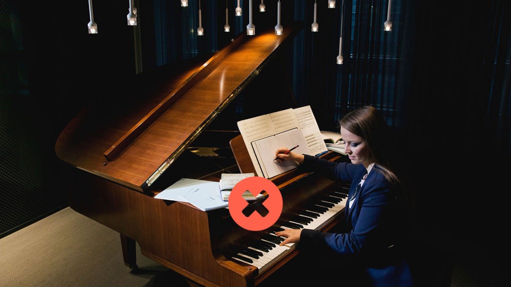 Cecilia Damströn soittaa pianoa ja säveltää musiikkia