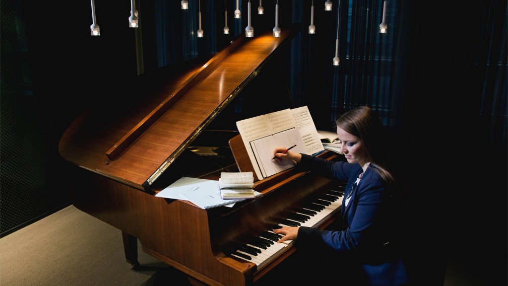 Teosto tarjoaa palveluita säveltäjille. Cecilia damstrom säveltää ja soittaa pianoa