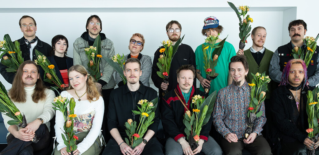 Vuoden 2026 Teosto-palkinnon ehdokkaat julkistamistilaisuudessa kukat käsissään