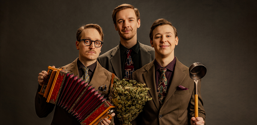 KAJ-yhtyeen kolme jäsentä, käsissään haitari, saunavihta ja saunakauha