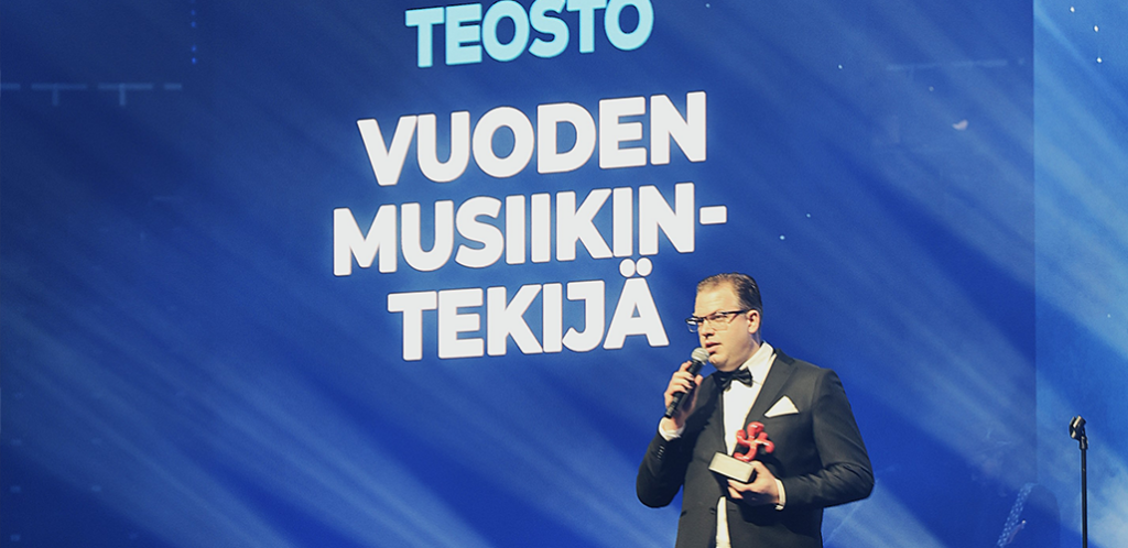 Vuoden musiikintekijä-palkinnon saanut Jonas Olsson lavalla Iskelmä Gaalassa