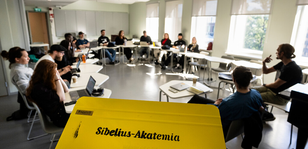 Music business -koulutusohjelman opiskelijat, luokkahuone